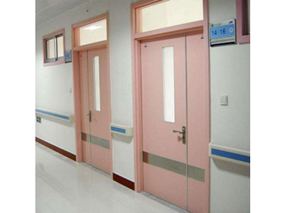 门和门框的固定须牢固，医院门的一个特点是常开常闭
